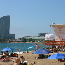 Platja de la Barceloneta amb una torre de salvament fora de servei per la vaga de socorristes