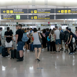 Acumulació d'usuaris per fer el control de seguretat a l'aeroport del Prat