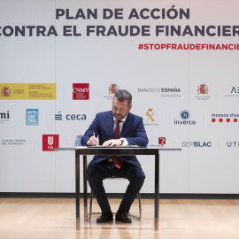 El presidente del CNMV, Rodrigo Buenaventura, firma el ‘Plan de Lucha Contra el Fraude Financiero’,  a 29 de abril de 2022, en Madrid.