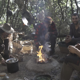 10/2020 - Els quatre joves instal·lats temporalment en un bosc del Montseny preparen menjar al voltant del foc.