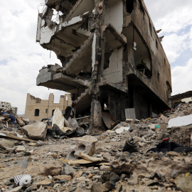 Un yemení camina sobre los escombros de una casa destruída hace dos semanas por los ataques aéreos saudíes en Saná, Yemen, hoy, 12 de septiembre de 2017. La organización Human Rights Watch (HRW) instó hoy a Naciones Unidas a denunciar e investigar 