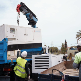 Operarios de Endesa trabajan descargando grupos electrógenos en la Central térmica El Palmar de San Sebastián de La Gomera.