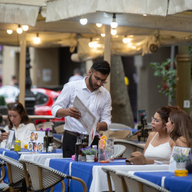 Un camarero atiende a una mesa en las Ramblas, a 15 de junio de 2022, en Barcelona.