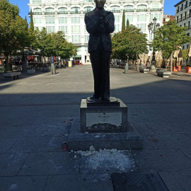 La estatua de García Lorca amanece dañada en la plaza de Santa Ana, Madrid, a 1 de agosto de 2023.