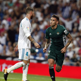 El delantero paraguayo del Real Betis Antonio Sanabria (d) celebra su gol, único del partido, junto a Sergio Ramos, del Real Madrid. /EFE