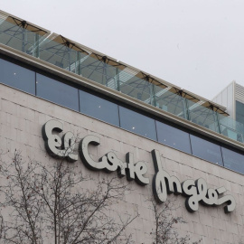 El logo de El Corte Inglés en uno de sus establecimientos en Madrid. EFE