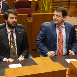 El vicepresidente de la Junta de Castilla y León, Juan García-Gallardo (i), y el presidente autponómico, Alfonso Fernández Mañueco (d), durante el acto de celebración del 40 Aniversario del Estatuto de Autonomía de Castilla y León en las Cortes de