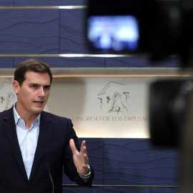 El presidente de Ciudadanos, Albert Rivera, durante la rueda de prensa ofrecida en el Congreso. EFE/Zipi