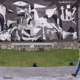 26/04/2017-Un hombre pasa junto a una copia del cuadro de Picasso "Guernica" situada en la localidad española de Gernika, en el norte del País Vasco, el 26 de abril de 2017.