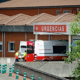 Llegada en ambulancia de alguno de los accidentados del autobús, que subía a los Lagos de Covadonga, al Hospital Grande Covián, 31 de julio de 2023, en Arriondas, Asturias (España).