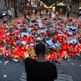 Altar en homenaje a las víctimas de los atentados terroristas en Catalunya, en Las Ramblas. REUTERS