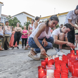 Vecinos de la localidad sevillana de Utrera, en una concentración ante el Ayuntamiento del municipio, en memoria de Erica Vanessa Reyes Álvarez, a 1 de agosto de 2023.