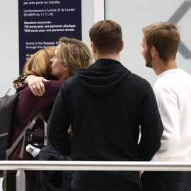 Ciudadanos franceses y europeos evacuados de Níger llegan al aeropuerto de París Charles de Gaulle en Roissy, a 2 de agosto de 2023.