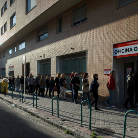 Cola del paro en una oficia del Servicio de Empleo de la Comunidad de Madrid. REUTERS