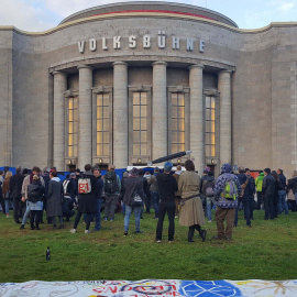 Decenas de personas frente a la puerta del emblemático teatro berlinés Volksbühne.