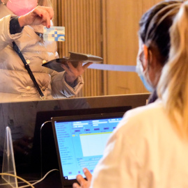 (10/12/2020) Una mujer enseña su tarjeta sanitaria en el Recinto Modernista del Hospital de Sant Pau de Barcelona, Catalunya, a 10 de diciembre de 2020 (Archivo).