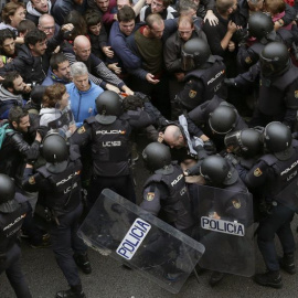 Carga policial para detener la votación en Barcelona | EFE