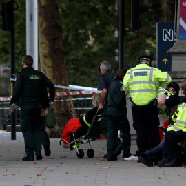 La Policía y los servicios de emergencia atienden a varios de los heridos por el atropello en el centro de Londres. | PETER NICHOLLS (REUTERS)