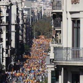 Manifestants en favor de la unitat d'Espanya omplen la Via Laietana des d'abans de l'inici de la marxa / EFE Alberto Estévez