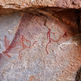 Antiguos dibujos prehistóricos en las paredes de piedra de una cueva (archivo)