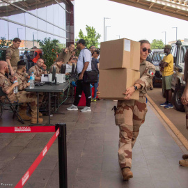 Imagen de varios evacuados en el aeropuertos de Niamey (Níger) durante el proceso de embarcación, a 2 de agosto de 2023.