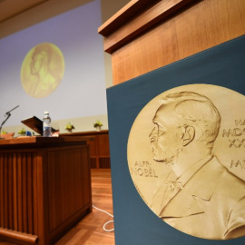 La medalla con la imagen de Alfred Nobel en la sala donnde se anuncian los galardones de los premios que llevan el nombre del inventor sueco. AFP/ Jonathan Nackstrand