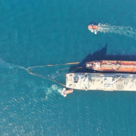 Un trasvase de petróleo entre dos barcos provoca un vertido en la Bahía de Algeciras, a 1 de agosto de 2023.