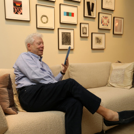 El economista Richard H. Thaler, en su domicilio tras la concesión del Premio Nobel de Economía. REUTERS