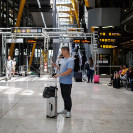 Un hombre con una maleta en la Terminal T4 del Aeropuerto Adolfo Suárez-Madrid Barajas, a 21 de junio de 2023, en Madrid