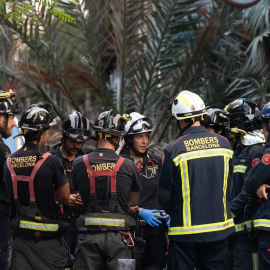 Bombers al Raval de Barcelona on ha caigut una palmera a una dona