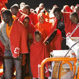 Llegada al puerto de Motril de 67 inmigrantes que han sido rescatados en la tarde del sábado 14 de octubre por Salvamento Marítimo.EFE/Miguel Paquet