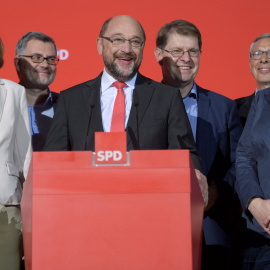 El líder del partido socialdemócrata alemán (SPD), Martin Schulz, con otros dirigentes de la formación en su sede en Berlín celebrando el triunfo en las elecciones en el 'lander' de Baja Sajonia.. REUTERS/Stefanie Loos