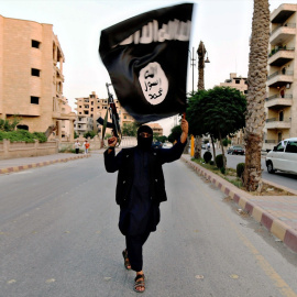 Foto de archivo. Un terrorista del Estado Islámico con su bandera.