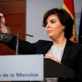 La vicepresidenta del Govern central, Soraya Sáenz de Santamaría, en compareixença a La Moncloa aquest dimarts