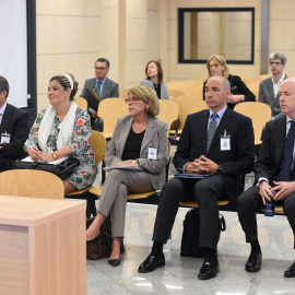 El expresidente de Abengoa Felipe Benjumea (d), junto al ex consejero delegado Manuel Sánchez Ortega (2d); la que fuera presidenta de la comisión de Nombramientos y Retribuciones- Mercedes Gracia (c), y dos de sus consejeros Alicia Velarde (2i) y Antoni