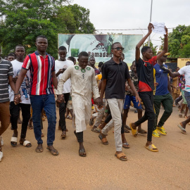 Los manifestantes toman las calles durante una manifestación en Niamey, Níger, el 3 de agosto de 2023.