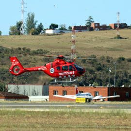 04/08/2023 - Un helicòpter dels Bombers a l'aeroport de Sabadell.