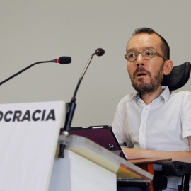 El portavoz del Consejo de Coordinación de Podemos, Pablo Echenique, durante su comparecencia antes los medios tras la reunión del Consejo de Coordinación en la sede del partido. EFE/Alvaro Sánchez