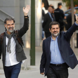 Los presidentes de la Asamblea Nacional Catalana, Jordi Sànchez, d., y de Òmnium Cultural, Jordi Cuixart, iz., a su llegada a la Audiencia Nacional para declarar ante la juez Carmen Lamela como imputados por un delito de sedición. EFE/ Juan Carlos Hida