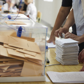 Una mesa electoral comienza a contabilizar los votos, a 23 de julio de 2023, en Sevilla (España).