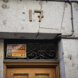 Cartel de una vivienda en venta en el escaparate en el barrio de Almagro, a 12 de marzo de 2023, en Madrid (España). El precio de la vivienda usada en venta subió un 4,2% en febrero de 2023 respecto al mismo mes del año anterior, con un aumento mensual