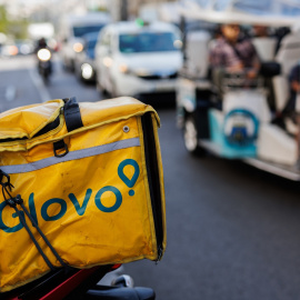 04/08/2023 Una mochila de Glovo por una calle del centro de Madrid