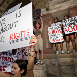 28/06/2022 Varias mujeres se manifiestan a favor del aborto en Denton, Texas