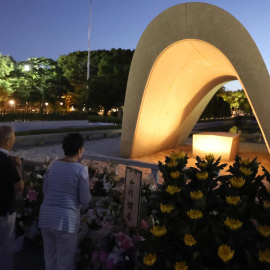 Dos personas rezan ante el Parque Conmemorativo de la Paz, en Hiroshima, en recuerdo a las víctimas de la bomba atómica este 6 de agosto de 2023.