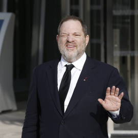 Fotografía de archivo del productor estadounidense Harvey Weinstein durante la Semana de la Moda de París, Francia, el 11 de marzo de 2015.EFE/Franck Robichon