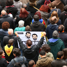 Un manifestante con una pancarta reclamando la puesta en libertad de los presidentes de ANC y Omnium Cutural, Jordi Sanchez y Jordi Cuixart, respectivamente, en la concentración en la Plaza de Sant Jaume durante la jornada de huelga general en Catalunya.