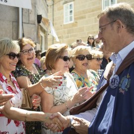 El presidente del PP, Alberto Núñez Feijóo saluda a unas mujeres durante la LXXI Festa do Albariño celebrado en Cambados, Pontevedra, este domingo 6 de agosto de 2023.