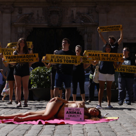 Miembros de las organizaciones por la defensa de los animales AnimaNaturalis y CAS International participan este domingo una protesta contra las corridas de toros en la Plaza de Cort de Palma de Mallorca. En Palma de Mallorca, a 06/08/2023.