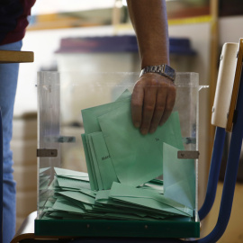 (19/6/2022) Una de las personas responsables recoge los votos de una urna para proceder al recuento de votos en un colegio de Córdoba, el domingo 19 de junio.