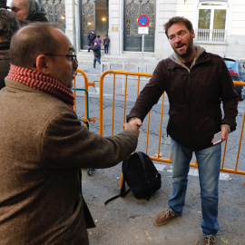 El dimitido secretario general de Podem Albano Dante Fachin saluda al diputado del PdeCat Carles Campuzano en las puertas del Tribunal Supremo, donde ha acudido a declarar la presidenta del Parlament, Carme Forcadell. EFE/ Ángel Díaz